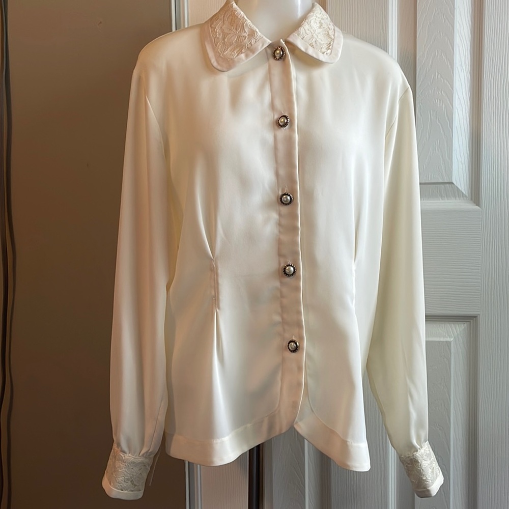 EUC Notations Women’s sz. 8 Ivory and Lace long sleeve blouse with pearl buttons